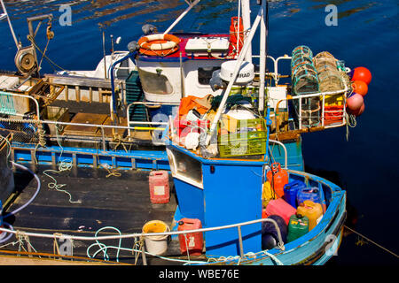 Hell und sonnig und Fischerboote in den Hafen von Ullapool, die nur darauf warten, dass die Flut. Ullapool ist ein malerisches Fischerdorf, in Wester Ross und t Stockfoto