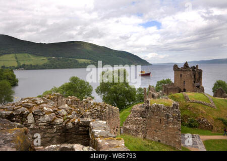 Das prächtig gelegen Urquhart Castle am Ufer des Loch Ness, noch eine beeindruckende Festung trotz der ruinösen Zustand. Stockfoto