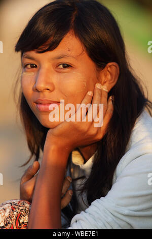 Junge schöne burmesischen Frau mit Thanaka in Mandalay, Myanmar Stockfoto