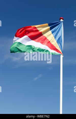 Flagge Seychellen winken in den Himmel Stockfoto