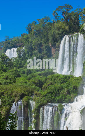 Luftaufnahme von Iguazu Wasserfälle aus dem Hubschrauber, einer der sieben Naturwunder der Welt, Brasilien Stockfoto