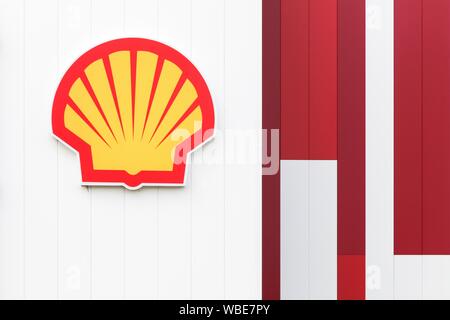 Macon, Frankreich - Juni 22, 2019: Shell Logo auf einer Tankstelle. Shell ist ein anglo-niederländischen multinationalen Öl- und Gasunternehmen mit Hauptsitz in den Niederlanden Stockfoto