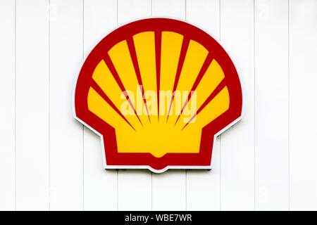 Macon, Frankreich - Juni 22, 2019: Shell Logo auf einer Tankstelle. Shell ist ein anglo-niederländischen multinationalen Öl- und Gasunternehmen mit Hauptsitz in den Niederlanden Stockfoto