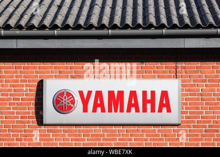 Skanderborg, Dänemark - 16 Juli, 2019: Yamaha Logo auf eine Wand. Yamaha ist ein Japanisches multinationales Unternehmen Stockfoto