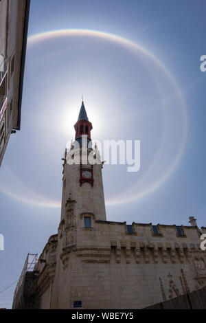 La Rochelle, Frankreich - Mai 07, 2019: Sonnenuntergang über dem Turm des Rathauses von La Rochelle, Frankreich Stockfoto