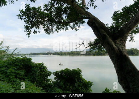 Ein Fischer in den frühen Morgenstunden am Lago Amatitlan außerhalb von Guatemala City. Der flache See (33 m) leidet unter großen Umweltproblemen, da das Wasser unsicher ist zu trinken. Stockfoto