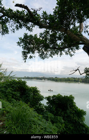 Ein Fischer in den frühen Morgenstunden am Lago Amatitlan außerhalb von Guatemala City. Der flache See (33 m) leidet unter großen Umweltproblemen, da das Wasser unsicher ist zu trinken. Stockfoto