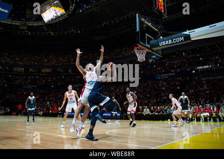 Sydney, Australien. 26 Aug, 2019. Internationalen Basketball, Vereinigte Staaten von Amerika Basketball gegen Kanada Basketball; Harrison Barnes von USA Drives zum Korb unter dem Druck von Owen Klassen aus Kanada - redaktionelle Verwendung. Credit: Aktion Plus Sport Bilder/Alamy leben Nachrichten Stockfoto