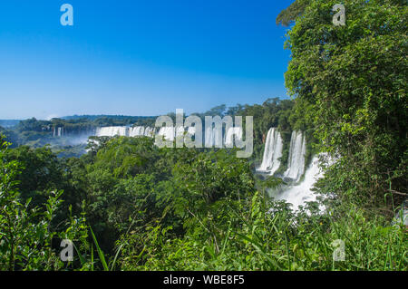 Luftaufnahme von Iguazu Wasserfälle aus dem Hubschrauber, einer der sieben Naturwunder der Welt, Brasilien Stockfoto