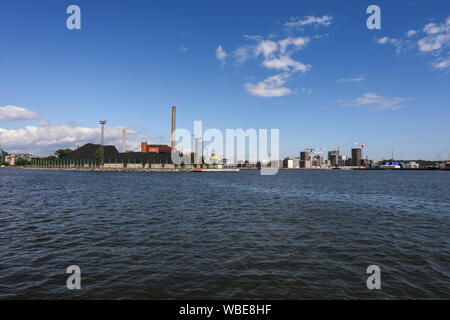 Hanasaari Kraftwerk, Majakka Wolkenkratzer und Sompasaari bereits benutzt, Wohnviertel von Kruununhaka in Helsinki, Finnland gesehen Stockfoto