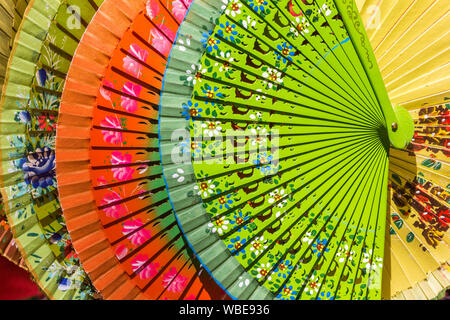 Bunte traditionelle Papier Ventilatoren an einem Souvenirshop in Sevilla, Spanien Stockfoto