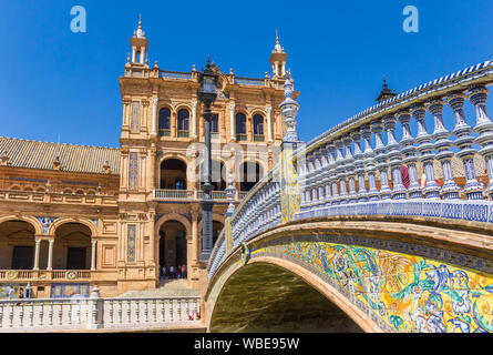 Bunte Kacheln an der Brücke der Plaza De España in Sevilla, Spanien Stockfoto