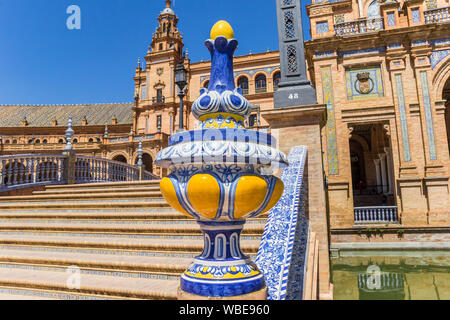 Blau und gelb Dekoration auf der Brücke der Plaza De España in Sevilla, Spanien Stockfoto