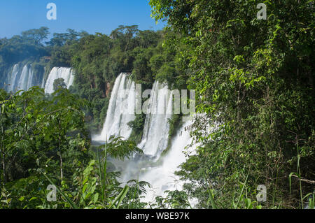 Luftaufnahme von Iguazu Wasserfälle aus dem Hubschrauber, einer der sieben Naturwunder der Welt, Brasilien Stockfoto