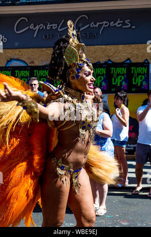 26. August 2019 - Samba Tänzerin in verzierten Bh und Kopfschmuck mit Feder Flügel, Notting Hill Carnival an einem heißen Feiertag Montag, London, UK Stockfoto