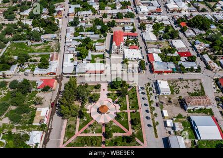 Luftaufnahme der Kirche oder der Pfarrei Unserer Lieben Frau von Guadalupe, Kiosk und öffentlichen Platz der Stadt Cumpas, Sonora, Mexiko. Es ist Teil der Sierra Route in Sonora Mexiko. In der unteren Region der Sierra Madre Occidente. Es wurde im Jahre 1643 von den Jesuiten Missionars Egidio Monteffio gegründet unter dem Namen Unserer Lieben Frau von der Himmelfahrt des Cumpas, mit dem Ziel der Evangelisierung auf der Opal-Stämme, die in den früheren Zeiten und während der Eroberung bewohnt. (© Foto: LuisGutierrez/NortePhoto.com) Vista aerea de la iglecia o Parroquia de Nuestra Señora de Guadalupe, kiosko y p Stockfoto