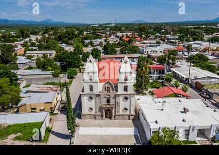 Luftaufnahme der Kirche oder der Pfarrei Unserer Lieben Frau von Guadalupe, Kiosk und öffentlichen Platz der Stadt Cumpas, Sonora, Mexiko. Es ist Teil der Sierra Route in Sonora Mexiko. In der unteren Region der Sierra Madre Occidente. Es wurde im Jahre 1643 von den Jesuiten Missionars Egidio Monteffio gegründet unter dem Namen Unserer Lieben Frau von der Himmelfahrt des Cumpas, mit dem Ziel der Evangelisierung auf der Opal-Stämme, die in den früheren Zeiten und während der Eroberung bewohnt. (© Foto: LuisGutierrez/NortePhoto.com) Vista aerea de la iglecia o Parroquia de Nuestra Señora de Guadalupe, kiosko y p Stockfoto