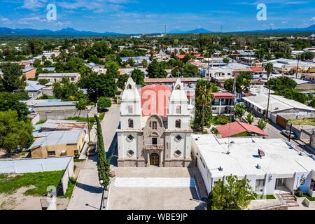 Luftaufnahme der Kirche oder der Pfarrei Unserer Lieben Frau von Guadalupe, Kiosk und öffentlichen Platz der Stadt Cumpas, Sonora, Mexiko. Es ist Teil der Sierra Route in Sonora Mexiko. In der unteren Region der Sierra Madre Occidente. Es wurde im Jahre 1643 von den Jesuiten Missionars Egidio Monteffio gegründet unter dem Namen Unserer Lieben Frau von der Himmelfahrt des Cumpas, mit dem Ziel der Evangelisierung auf der Opal-Stämme, die in den früheren Zeiten und während der Eroberung bewohnt. (© Foto: LuisGutierrez/NortePhoto.com) Vista aerea de la iglecia o Parroquia de Nuestra Señora de Guadalupe, kiosko y p Stockfoto