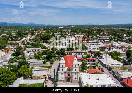 Luftaufnahme der Kirche oder der Pfarrei Unserer Lieben Frau von Guadalupe, Kiosk und öffentlichen Platz der Stadt Cumpas, Sonora, Mexiko. Es ist Teil der Sierra Route in Sonora Mexiko. In der unteren Region der Sierra Madre Occidente. Es wurde im Jahre 1643 von den Jesuiten Missionars Egidio Monteffio gegründet unter dem Namen Unserer Lieben Frau von der Himmelfahrt des Cumpas, mit dem Ziel der Evangelisierung auf der Opal-Stämme, die in den früheren Zeiten und während der Eroberung bewohnt. (© Foto: LuisGutierrez/NortePhoto.com) Vista aerea de la iglecia o Parroquia de Nuestra Señora de Guadalupe, kiosko y p Stockfoto