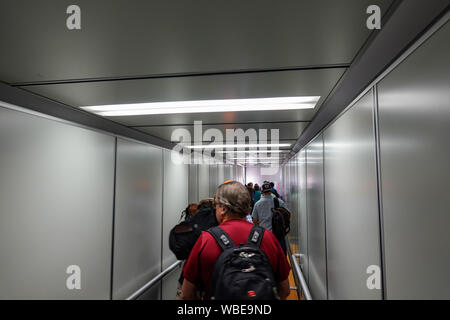 Orlando, FL/USA -8/22/19: Menschen warten auf ein jetway Board, ein Flugzeug zu. Stockfoto