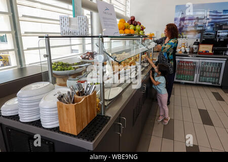 Orlando, FL/USA -8/22/19: eine Mutter und Tochter sich mit einem Snack vom Buffet. Stockfoto