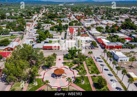 Luftaufnahme der Kirche oder der Pfarrei Unserer Lieben Frau von Guadalupe, Kiosk und öffentlichen Platz der Stadt Cumpas, Sonora, Mexiko. Es ist Teil der Sierra Route in Sonora Mexiko. In der unteren Region der Sierra Madre Occidente. Es wurde im Jahre 1643 von den Jesuiten Missionars Egidio Monteffio gegründet unter dem Namen Unserer Lieben Frau von der Himmelfahrt des Cumpas, mit dem Ziel der Evangelisierung auf der Opal-Stämme, die in den früheren Zeiten und während der Eroberung bewohnt. (© Foto: LuisGutierrez/NortePhoto.com) Vista aerea de la iglecia o Parroquia de Nuestra Señora de Guadalupe, kiosko y p Stockfoto