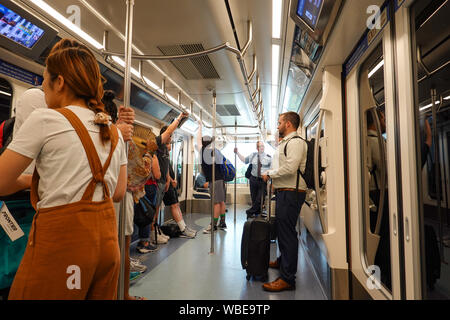 Orlando, FL/USA -8/22/19: Menschen auf einen Zug trasported zu einem Flughafen Gate. Stockfoto