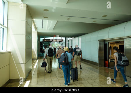 Orlando, FL/USA -8/22/19: Leute aus einem Zug am Flughafen Gates. Stockfoto