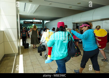 Orlando, FL/USA -8/22/19: Leute aus einem Zug am Flughafen Gates. Stockfoto