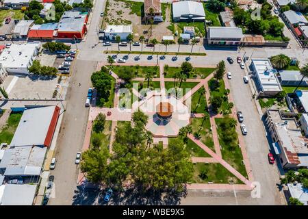 Luftaufnahme der Kirche oder der Pfarrei Unserer Lieben Frau von Guadalupe, Kiosk und öffentlichen Platz der Stadt Cumpas, Sonora, Mexiko. Es ist Teil der Sierra Route in Sonora Mexiko. In der unteren Region der Sierra Madre Occidente. Es wurde im Jahre 1643 von den Jesuiten Missionars Egidio Monteffio gegründet unter dem Namen Unserer Lieben Frau von der Himmelfahrt des Cumpas, mit dem Ziel der Evangelisierung auf der Opal-Stämme, die in den früheren Zeiten und während der Eroberung bewohnt. (© Foto: LuisGutierrez/NortePhoto.com) Vista aerea de la iglecia o Parroquia de Nuestra Señora de Guadalupe, kiosko y p Stockfoto