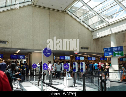 Orlando, FL/USA -8/22/19: Sicherheit am Flughafen an einem besetzten internationalen Flughafen mit klaren, TSA precheck und TSA Standard Screening. Stockfoto