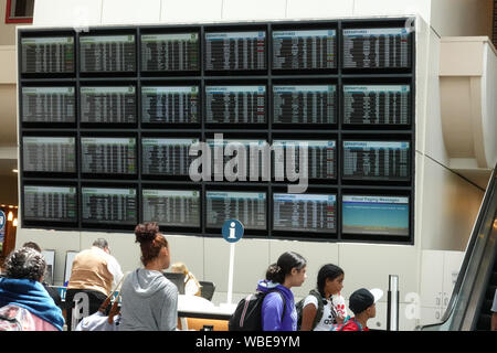 Orlando, FL/USA -8/22/19: Menschen hetzen, um Ihre Flüge zu einem internationalen Flughafen vor der Ankunft und Abreise. Stockfoto