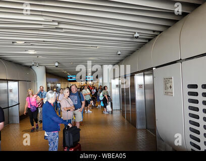 Orlando, FL/USA -8/22/19: Menschen warten auf einen Zug zu einem Flughafen gate trasported zu sein. Stockfoto