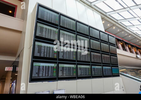 Orlando, FL/USA -8/22/19: Die vielen Ankunfts- und Abfahrtstafeln zu einem internationalen Flughafen. Stockfoto