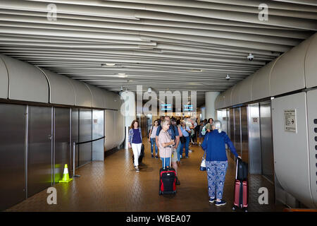 Orlando, FL/USA -8/22/19: Menschen warten auf einen Zug zu einem Flughafen gate trasported zu sein. Stockfoto