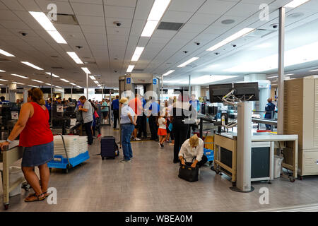 Orlando, FL/USA -8/22/19: Leute an einem geschäftigen Flughafen Sicherheit zu einem internationalen Flughafen. Stockfoto