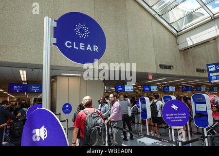 Orlando, FL/USA -8/22/19: Sicherheit am Flughafen an einem besetzten internationalen Flughafen mit klaren, TSA precheck und TSA Standard Screening. Stockfoto