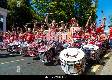 26. August 2019 - batala Mundo Trommler an der Notting Hill Carnival an einem heißen Feiertag Montag, London, UK Stockfoto