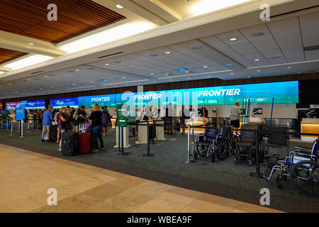 Orlando, FL/USA -8/22/19: Menschen, die darauf warten, ihre Tickets an eine Fluggesellschaft einchecken am Flughafen zu erhalten. Stockfoto