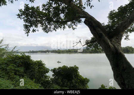 August 8, 2019, Guatemala City, Guatemala, Guatemala: ein Fischer in den frühen Morgenstunden am Lago Amatitlan außerhalb von Guatemala City. Der flache See (33 m) leidet unter großen Umweltproblemen, da das Wasser unsicher ist zu trinken. (Bild: © Bob Daemmrich/ZUMA Draht) Stockfoto