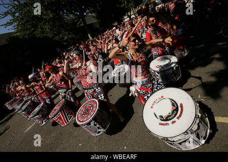 London, Großbritannien. 26 Aug, 2019. Nachtschwärmer während einer Parade der 2019 Notting Hill Carnival in London, Großbritannien, am 12.08.26., 2019. In den 1960er Jahren entstanden, der Karneval ist ein Weg für die afro-karibischen Gemeinschaften ihre Kulturen und Traditionen zu feiern. Quelle: Tim Irland/Xinhua Quelle: Xinhua/Alamy leben Nachrichten Stockfoto