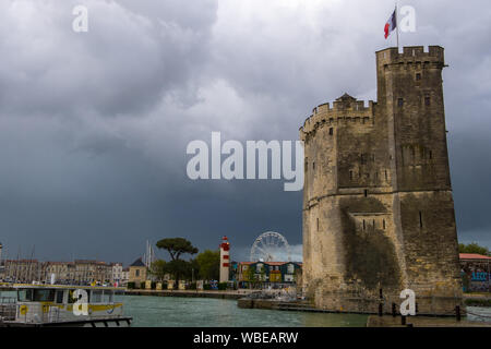 La Rochelle, Frankreich - Mai 08, 2019: Ein kalter bewölkten Tag bei Vieux Port de La Rochelle in Frankreich Stockfoto