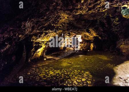 Touristen, die Dragon's Höhle (Smocza Jama) - eine Tropfsteinhöhle in der Wawel, wo das legendäre Dragon residierte, Krakau, Polen Stockfoto