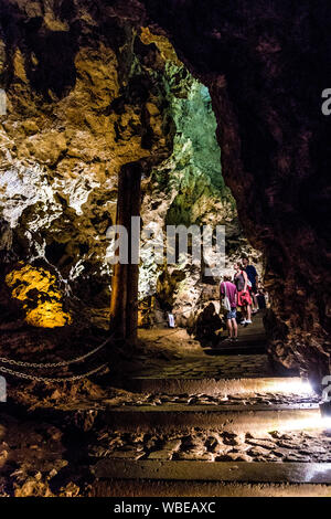 Yourists Besuch des Drachen Höhle (Smocza Jama) - eine Tropfsteinhöhle in der Wawel, wo das legendäre Dragon residierte, Krakau, Polen Stockfoto