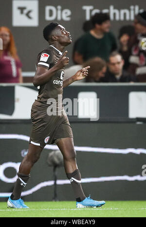 Hamburg, Deutschland. 26 Aug, 2019. Fussball: 2. Fussballbundesliga, 4. Spieltag, FC St. Pauli - Holstein Kiel im Millerntor Stadion. St. Paulis Christian Conteh feiert sein Ziel zu 2-0. Credit: Christian Charisius/dpa - WICHTIGER HINWEIS: In Übereinstimmung mit den Anforderungen der DFL Deutsche Fußball Liga oder der DFB Deutscher Fußball-Bund ist es untersagt, zu verwenden oder verwendet Fotos im Stadion und/oder das Spiel in Form von Bildern und/oder Videos - wie Foto Sequenzen getroffen haben./dpa/Alamy leben Nachrichten Stockfoto