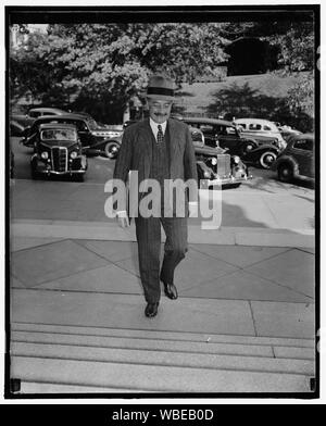 Französischer Botschafter sieht Staatssekretär. Washington, D.C., Sept. 26. Graf de Saint-Quentin, französischer Botschafter in den Vereinigten Staaten, an der Staatlichen Abteilung heute ankommen für eine Konferenz mit Außenminister Cordell Hull Abstract / Medium: 1 Negativ: Glas; 4 x 5 in. oder kleiner Stockfoto