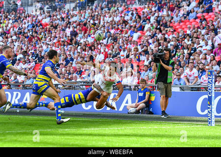 24. August 2019, Wembley Stadion, London, England; 2019 Coral das Endspiel um den Challenge Cup; St Helens vs Warrington Wölfe; Daryl Clark von Warrington Wölfe mit ein, speichern Sie auf Regan Gnade (5) von St Helens Credit: Craig Thomas/News Bilder angehen Stockfoto