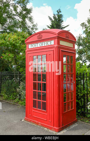 CRANMORE, ENGLAND - Juli 2019: Rote Post Telefon Box auf der Plattform von Cranmore Station auf der East Somerset Railway erhalten. Stockfoto