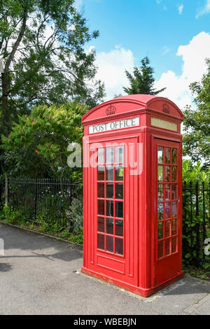 CRANMORE, ENGLAND - Juli 2019: Rote Post Telefon Box auf der Plattform von Cranmore Station auf der East Somerset Railway erhalten. Stockfoto