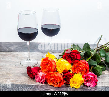 Rotwein und ein Dutzend Rosen Stockfoto